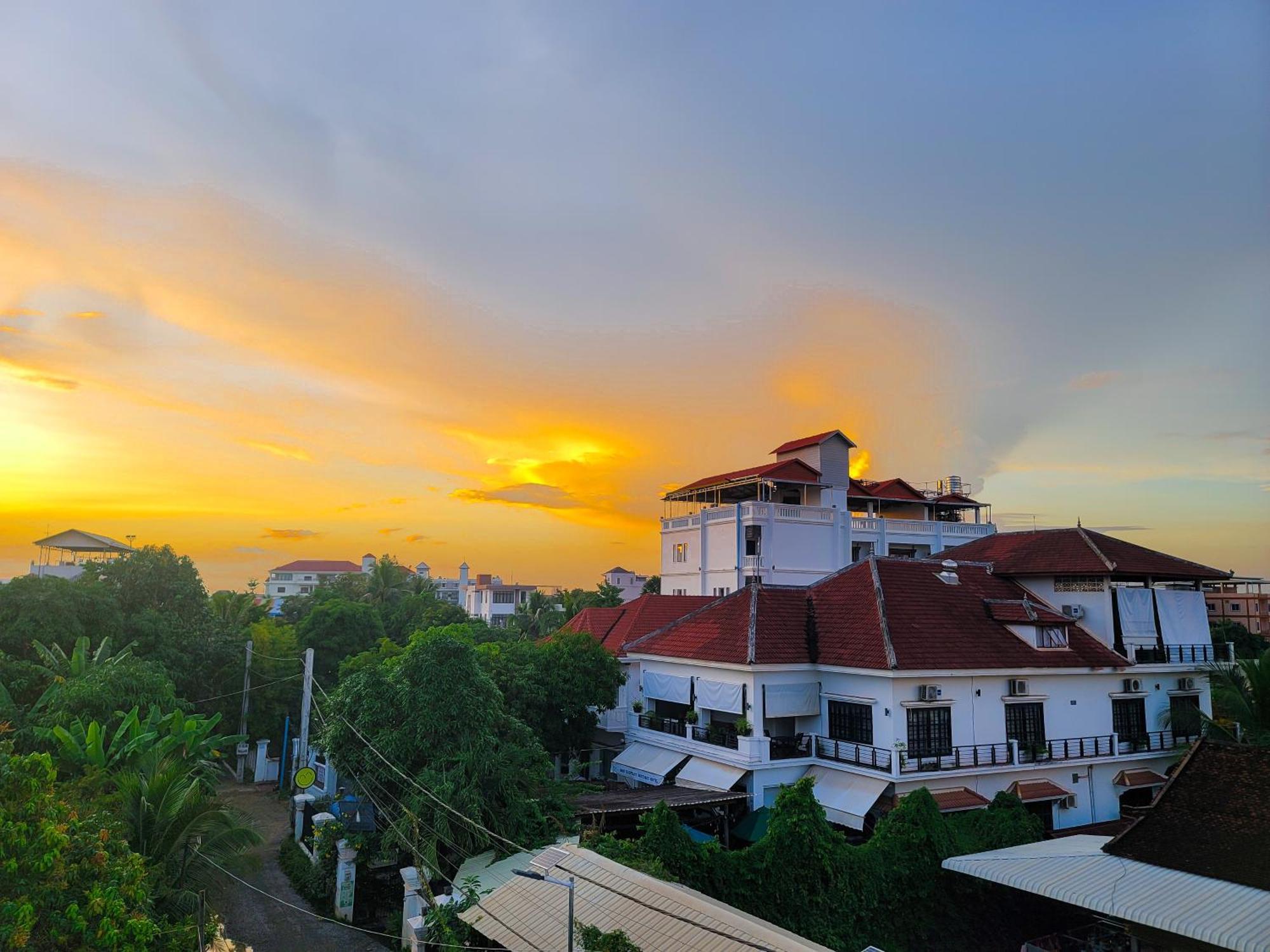 Bed & Bedzzz Hostel Siem Reap Bagian luar foto