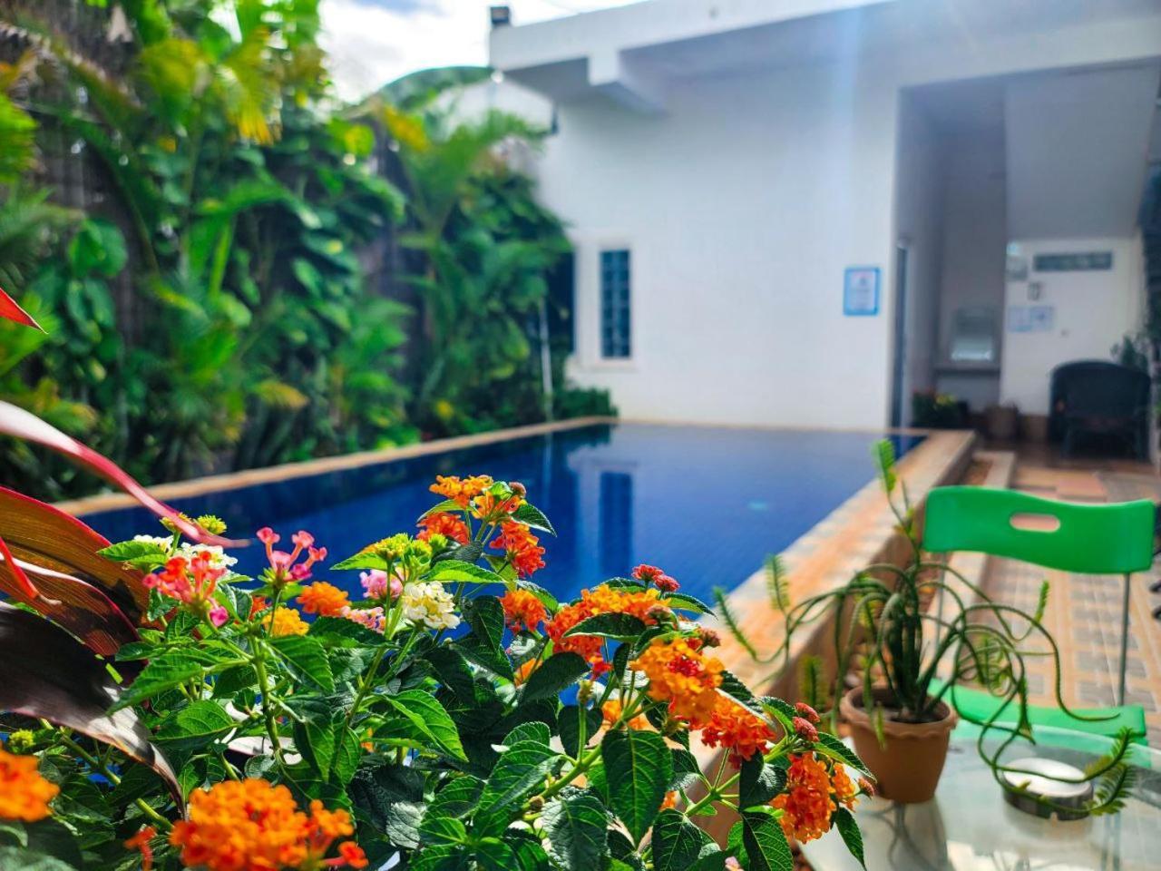 Bed & Bedzzz Hostel Siem Reap Bagian luar foto