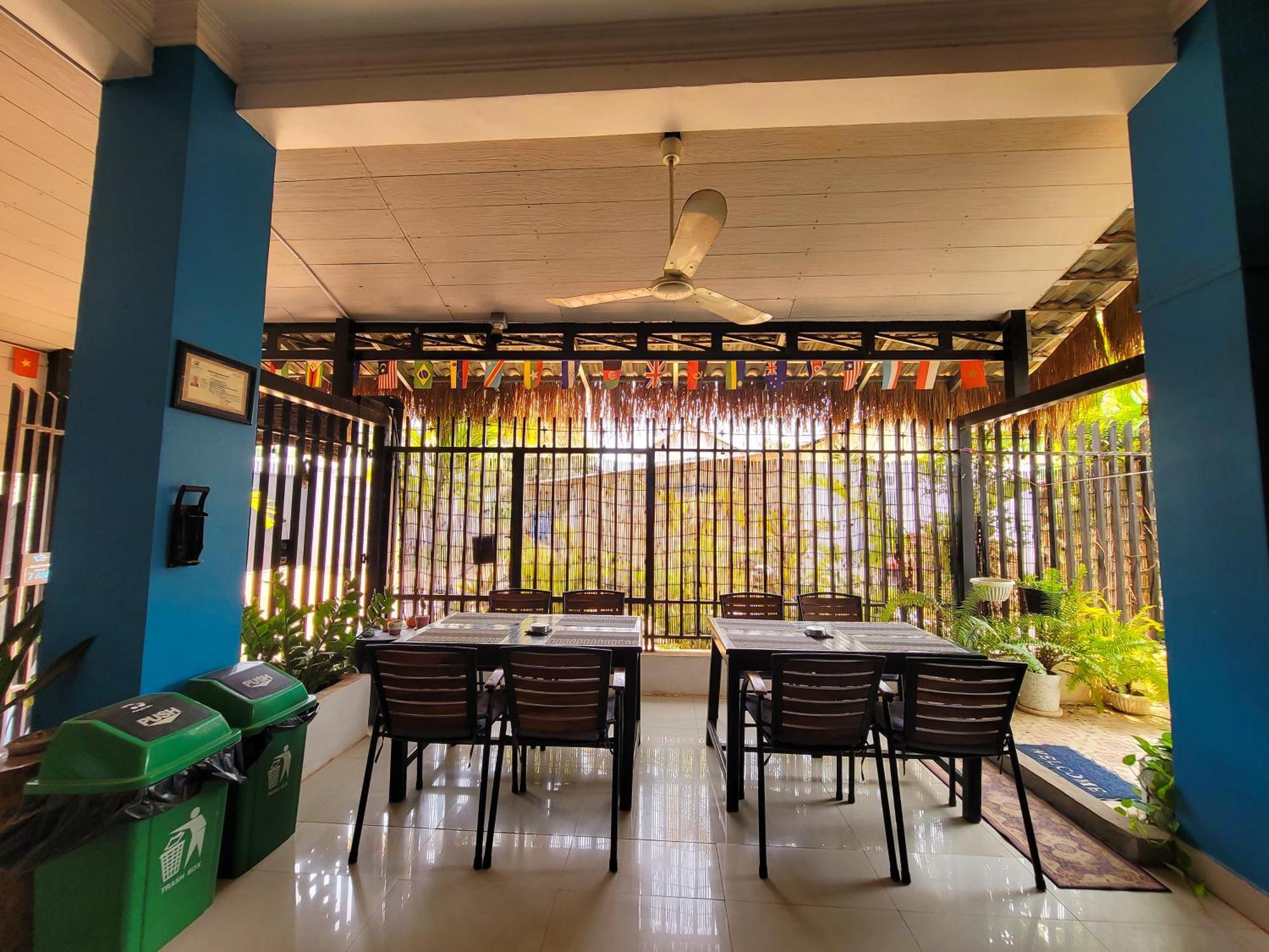 Bed & Bedzzz Hostel Siem Reap Bagian luar foto