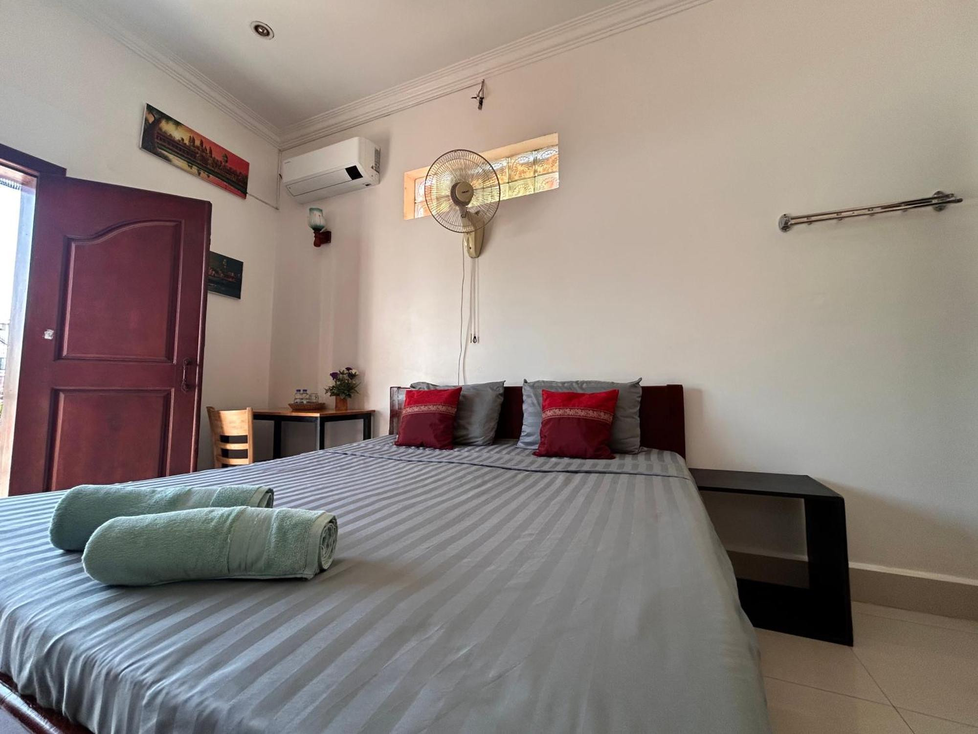 Bed & Bedzzz Hostel Siem Reap Bagian luar foto